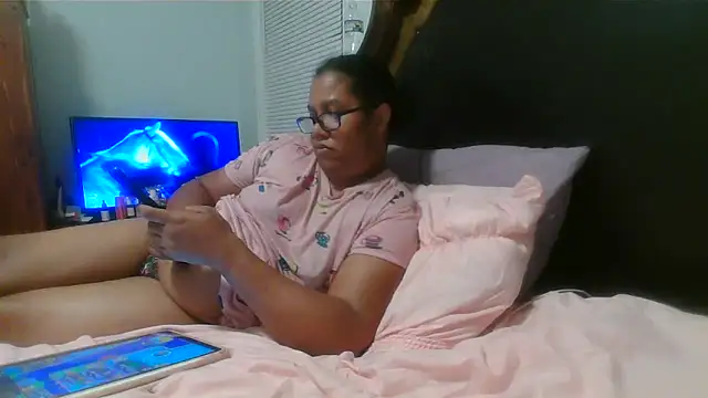 Snapshot of ebonyred chatting on April 28, 2:10 am ebonyred online show from April 28, 2:10 am