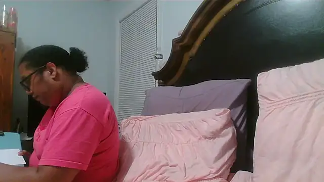 Snapshot of ebonyred chatting on April 29, 12:48 am ebonyred online show from April 29, 12:48 am