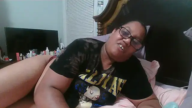 Snapshot of ebonyred chatting on April 30, 1:01 am ebonyred online show from April 30, 1:01 am