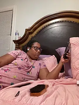 Snapshot of ebonyred chatting on May 2, 1:32 am ebonyred online show from May 2, 1:32 am