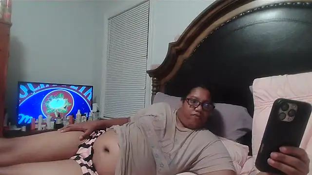 Snapshot of ebonyred chatting on May 7, 1:11 am ebonyred online show from May 7, 1:11 am