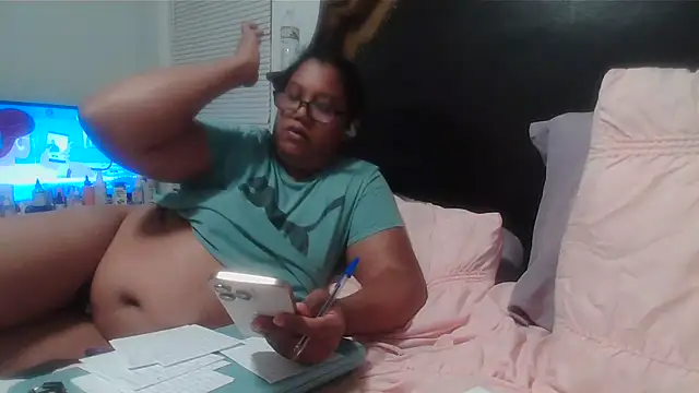 Snapshot of ebonyred chatting on May 9, 1:44 am ebonyred online show from May 9, 1:44 am