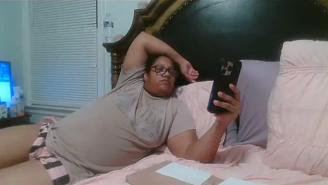 Snapshot of ebonyred chatting on May 13, 1:14 am ebonyred online show from May 13, 1:14 am