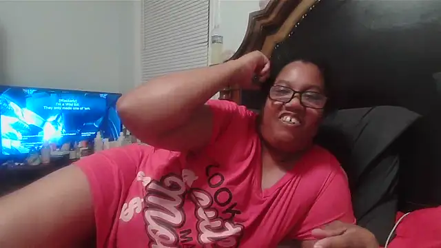 Snapshot of ebonyred chatting on June 18, 2:01 am ebonyred online show from June 18, 2:01 am