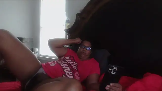Snapshot of ebonyred chatting on June 18, 12:09 pm ebonyred online show from June 18, 12:09 pm