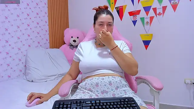 Snapshot of Soyqueen chatting on July 9, 3:54 am Soyqueen online show from July 9, 3:54 am