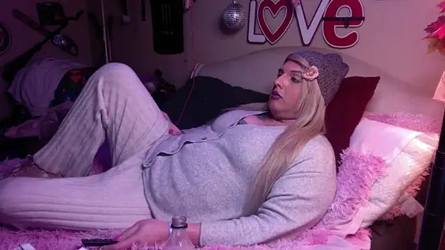 Snapshot of Blakelytgirl chatting on February 13, 2:42 pm Blakelytgirl online show from February 13, 2:42 pm