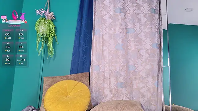 Layla 17 online show from April 1, 10:51 pm