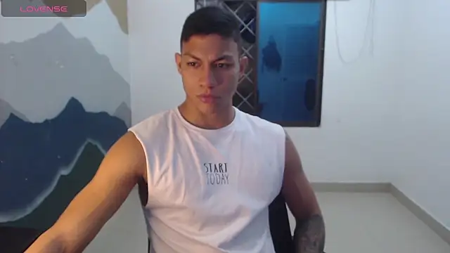 Snapshot of aalan_foxter chatting on January 25, 1:10 am aalan foxter online show from January 25, 1:10 am