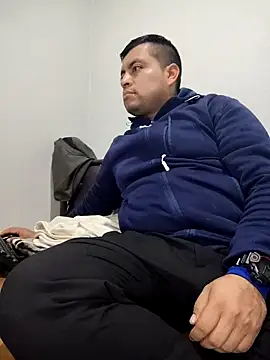 Snapshot of Potro23hotzen chatting on January 3, 9:05 pm Potro23hotzen online show from January 3, 9:05 pm