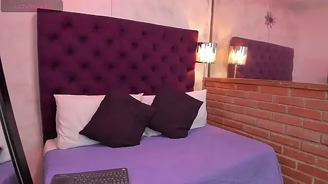 Snapshot of Oriana_Guzman chatting on December 13, 12:17 pm Oriana Guzman online show from December 13, 12:17 pm