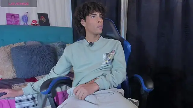 Snapshot of kleo_helenos chatting on February 17, 11:00 pm kleo helenos online show from February 17, 11:00 pm