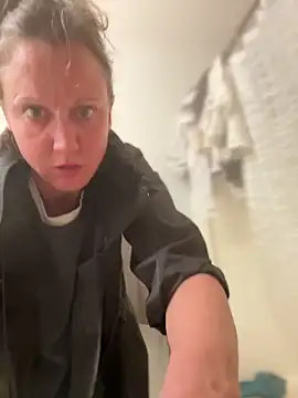 Snapshot of SexyB214 chatting on December 15, 3:45 am SexyB214 online show from December 15, 3:45 am