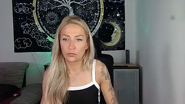Snapshot of SexxyLiviaa chatting on June 2, 3:41 am SexxyLiviaa online show from June 2, 3:41 am