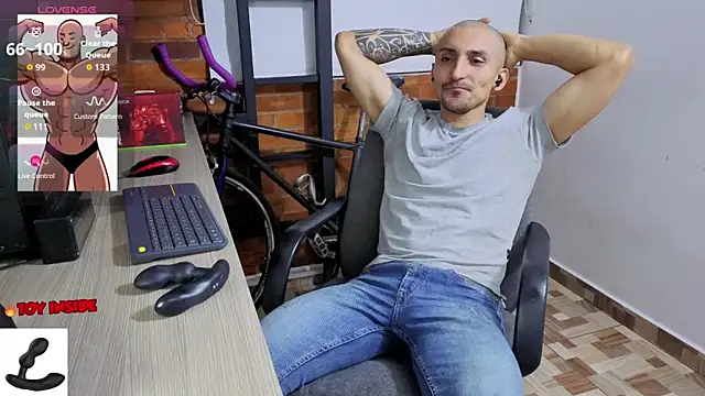 Snapshot of Marck_Muscle chatting on April 20, 2:25 am Marck Muscle online show from April 20, 2:25 am