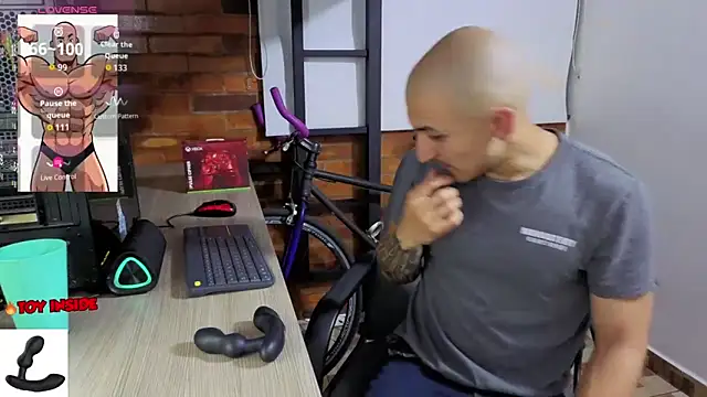 Snapshot of Marck_Muscle chatting on April 27, 4:10 am Marck Muscle online show from April 27, 4:10 am