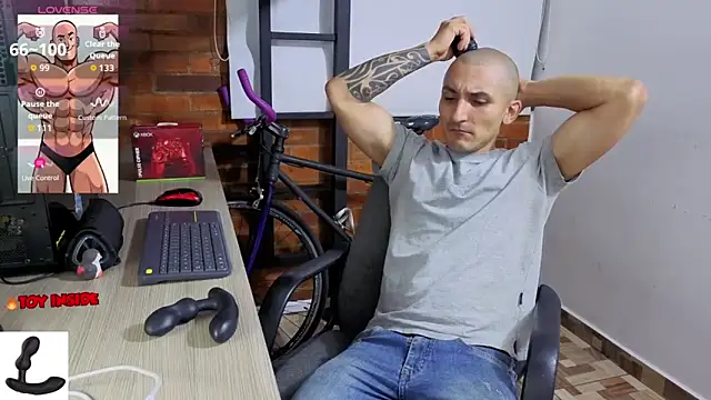 Snapshot of Marck_Muscle chatting on May 1, 2:49 am Marck Muscle online show from May 1, 2:49 am