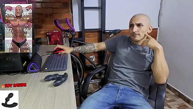 Snapshot of Marck_Muscle chatting on May 9, 12:38 am Marck Muscle online show from May 9, 12:38 am