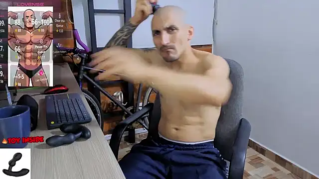 Snapshot of Marck_Muscle chatting on May 15, 12:06 am Marck Muscle online show from May 15, 12:06 am