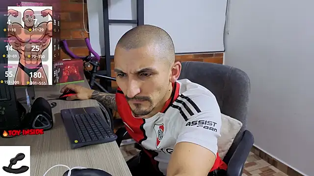 Snapshot of Marck_Muscle chatting on May 22, 11:32 pm Marck Muscle online show from May 22, 11:32 pm