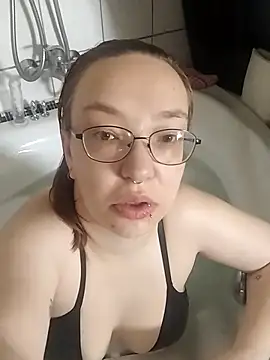 Snapshot of Isabella_Geney chatting on April 23, 1:13 pm Isabella Geney online show from April 23, 1:13 pm