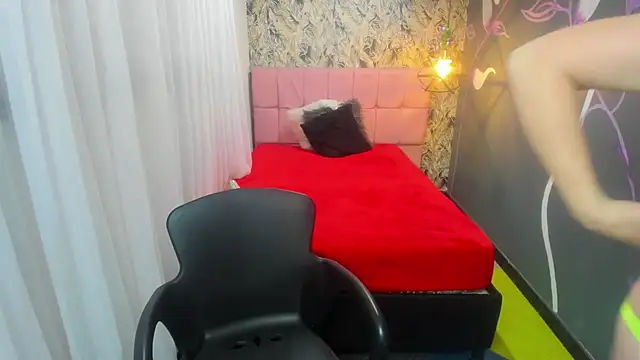 Snapshot of EmmaaEvans_ chatting on December 24, 11:49 am EmmaaEvans online show from December 24, 11:49 am