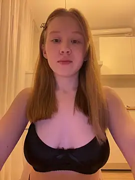 Snapshot of Eva_Weyne chatting on May 5, 8:39 pm Eva Weyne online show from May 5, 8:39 pm
