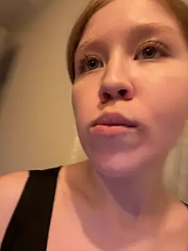 Snapshot of Eva_Weyne chatting on June 17, 7:37 pm Eva Weyne online show from June 17, 7:37 pm