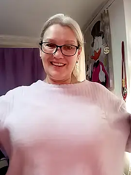 Snapshot of irinamaux chatting on February 1, 10:47 am irinamaux online show from February 1, 10:47 am