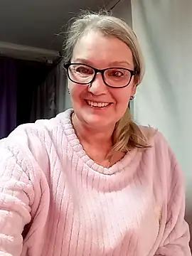 Snapshot of irinamaux chatting on February 6, 1:32 am irinamaux online show from February 6, 1:32 am