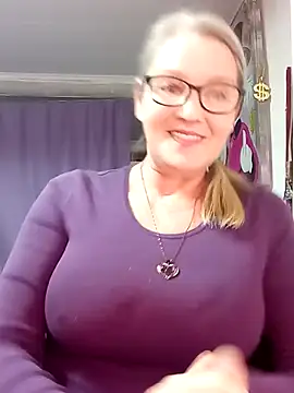 Snapshot of irinamaux chatting on February 14, 2:30 am irinamaux online show from February 14, 2:30 am