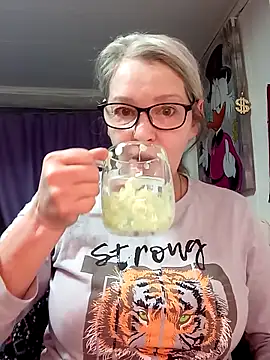 Snapshot of irinamaux chatting on February 19, 1:45 am irinamaux online show from February 19, 1:45 am