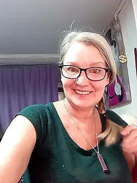 Snapshot of irinamaux chatting on February 21, 12:00 am irinamaux online show from February 21, 12:00 am