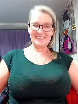 Snapshot of irinamaux chatting on February 22, 3:18 am irinamaux online show from February 22, 3:18 am