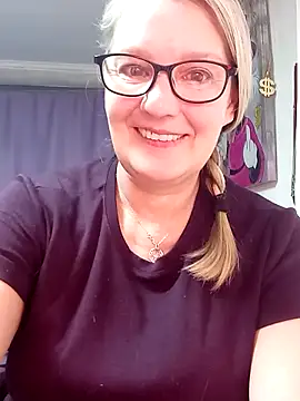 Snapshot of irinamaux chatting on March 1, 6:15 am irinamaux online show from March 1, 6:15 am