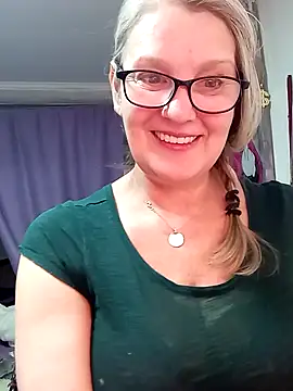 Snapshot of irinamaux chatting on March 3, 1:01 am irinamaux online show from March 3, 1:01 am