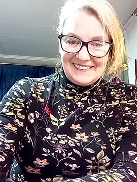 irinamaux online show from April 12, 4:45 pm