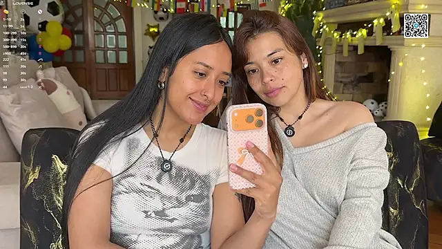Snapshot of 2SummerLove1 chatting on June 28, 2:34 pm 2SummerLove1 online show from June 28, 2:34 pm