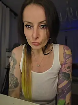 Snapshot of _AHHA_ chatting on May 4, 8:38 pm AHHA online show from May 4, 8:38 pm