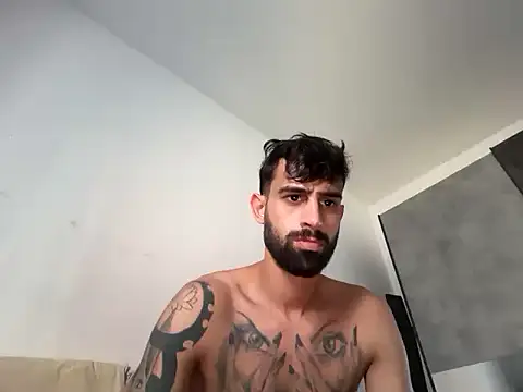 Snapshot of hugoprada chatting on August 4, 11:24 am hugoprada online show from August 4, 11:24 am