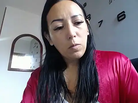 Snapshot of Laura_martin_ chatting on May 6, 11:15 am Laura martin online show from May 6, 11:15 am