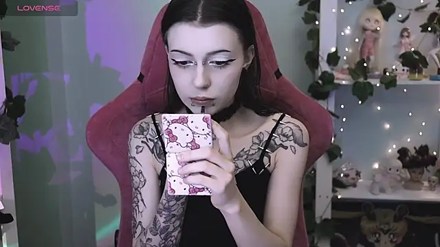 Snapshot of prettybones chatting on June 4, 11:33 pm prettybones online show from June 4, 11:33 pm