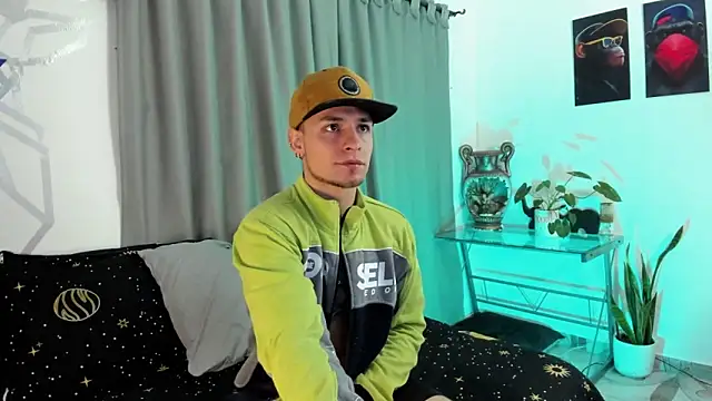 Snapshot of Aron-santoro chatting on December 6, 5:53 am Aron-santoro online show from December 6, 5:53 am