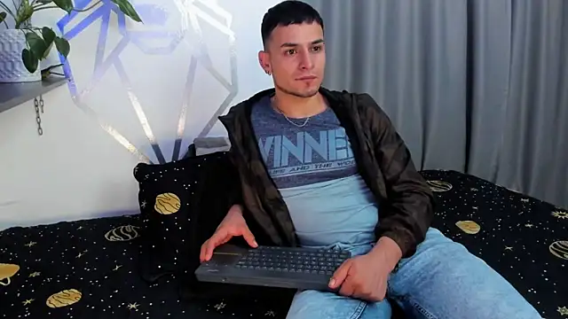 Snapshot of Aron-santoro chatting on December 15, 3:24 am Aron-santoro online show from December 15, 3:24 am