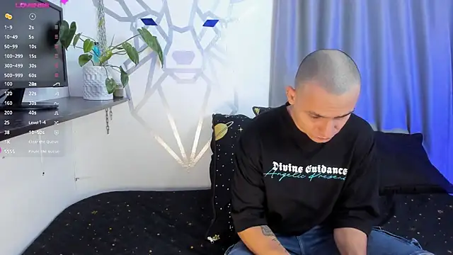 Snapshot of Aron-santoro chatting on January 15, 3:43 am Aron-santoro online show from January 15, 3:43 am