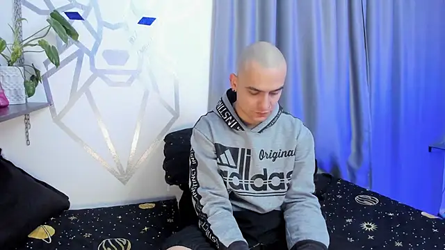 Snapshot of Aron-santoro chatting on January 19, 4:44 am Aron-santoro online show from January 19, 4:44 am