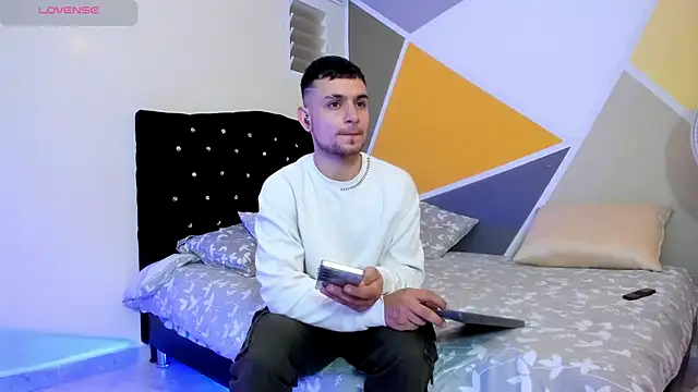 Snapshot of Aron-santoro chatting on September 20, 3:18 am Aron-santoro online show from September 20, 3:18 am