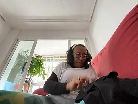 Snapshot of sweeviolet chatting on January 27, 12:37 pm sweeviolet online show from January 27, 12:37 pm