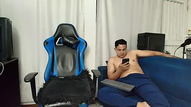 Snapshot of hott_dicks chatting on July 27, 12:50 am hott dicks online show from July 27, 12:50 am