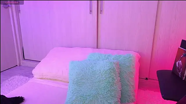 Snapshot of Yues050600 chatting on February 18, 2:05 am Yues050600 online show from February 18, 2:05 am